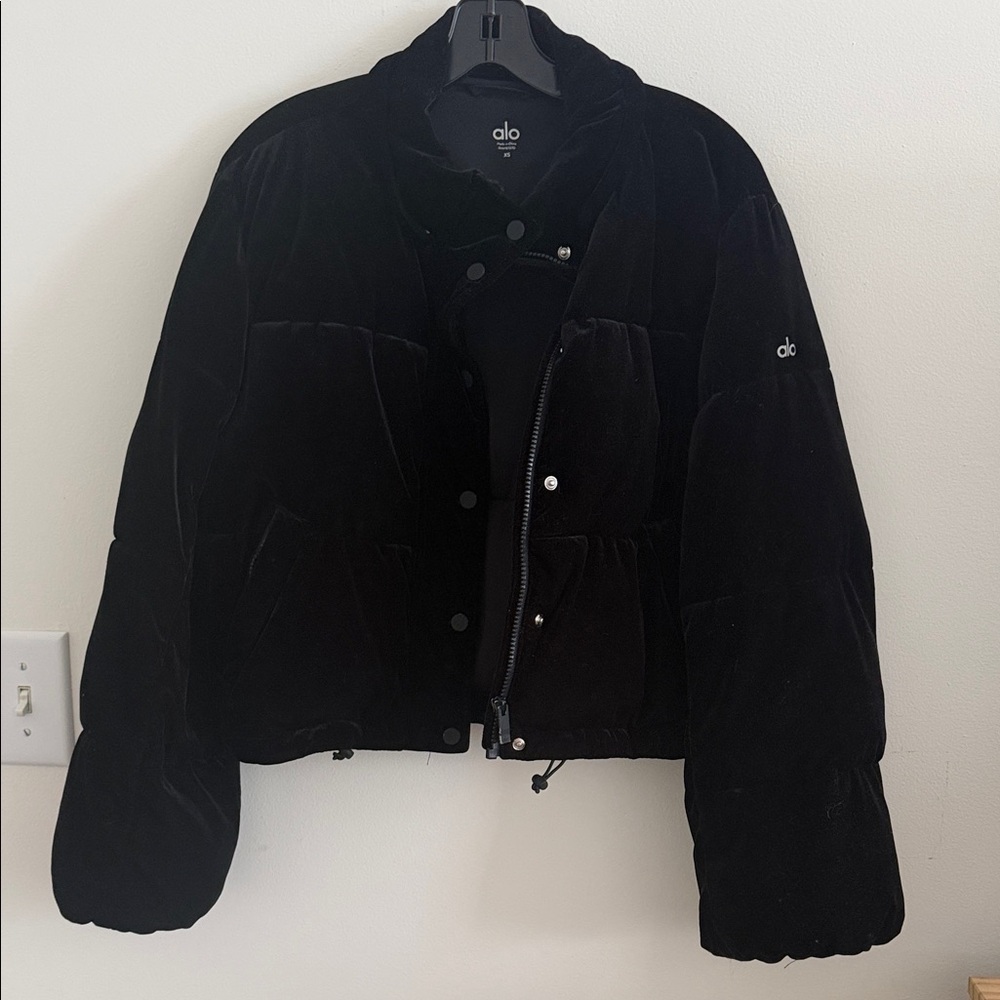 ALO Yoga Women's Velvet Black Puffer  Crop Jacket